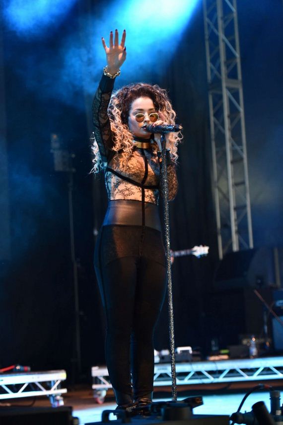 Ella-Eyre -V-Festival-Day-2
